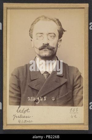 Ledot. Julien. 41 ans, né à Bourges (Cher). Employé. Anarchiste. 1/3/94. Artiste : Alphonse Bertillon (Français, 1853-1914). Dimensions : 10,5 x 7 x 0,5 cm (4 1/8 x 2 3/4 x 3/16 in.) chacun. Date : 1894. Né dans une famille de scientifiques et des statisticiens, Bertillon a commencé sa carrière comme commis au bureau d'identification de la Préfecture de Police de Paris en 1879. Chargé de maintenir des dossiers de police fiable des délinquants, il a développé le premier système moderne de l'identification criminelle. Le système, qui est devenu connu sous le nom, de bertillonnage comportait trois volets : mesures anthropométriques, pr Banque D'Images