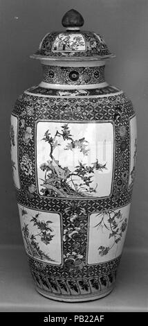 Pot avec les sprays de fleurs. Culture : la Chine. Dimensions : H. 43 in. (109,2 cm) ; Diam. En 19. (48,3 cm). Date : du 19e siècle. Musée : Metropolitan Museum of Art, New York, USA. Banque D'Images