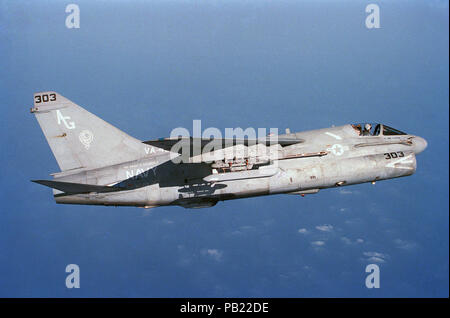 A-7E Corsair II. Un avion vue côté droit d'un A-7E Corsair avion d'Attack Squadron 46 (VA-46) réalisée à bord du porte-avions à propulsion nucléaire USS Dwight D. Eisenhower (CVN 69). Banque D'Images