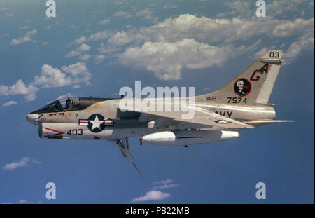 A-7E VA-12 en vol avec frein vitesse 1978. Un air à la vue du côté gauche d'une Attack Squadron 12 (VA-12) A-7E Corsair II aéronefs équipés avec un copain pour transformation en magasin. Banque D'Images