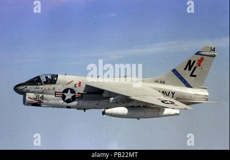 A7E VA22 CV63. En vol une vue du côté gauche d'un A-7E Corsair II avion, d'Attack Squadron 22 (VA-22), attribué à Carrier Air Wing 15 (CVW-15) embarquée à bord du porte-avions USS Kitty Hawk (CV-63). Banque D'Images