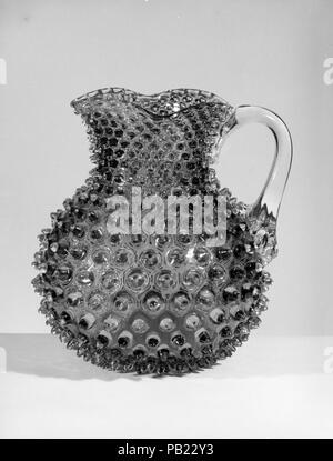 L'eau Hobnail Pitcher. Culture : L'Américain. Dimensions : H. 8. (20,3 cm). Bouilloire : Probablement Hobbs, Brockunier and Company (1863-1891). Date : après 1886. Musée : Metropolitan Museum of Art, New York, USA. Banque D'Images