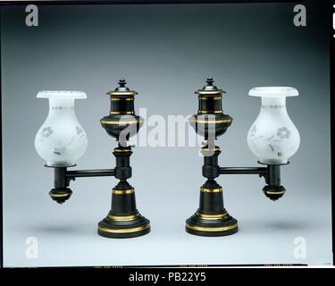 La lampe Argand. Culture : L'Américain. Dimensions : la vue : 14 1/2 x 5 1/2 in. (36,8 x 14 cm). Bouilloire : Henry N. Hooper et Company (ca. 1831-68). Date : ca. 1835. Ces lampes (voir également 2002.391.1a--e) sont les premiers exemples de l'œuvre d'Henry N. Hooper et compagnie, un fournisseur de premier plan d'éclairage à la mi-xixe siècle, Boston. Les feux sont rares en conservant leur surface d'origine. Leur simple, la conception architecturale se rapporte à l'abrégé de la situation du classicisme grec style 'ordinaire' dans l'architecture et le mobilier. Musée : Metropolitan Museum of Art, New York, USA. Banque D'Images