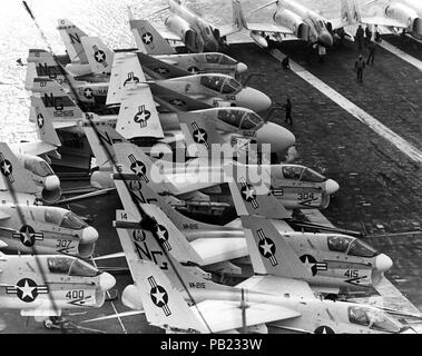 A-7 et A-6 sur l'USS Enterprise (CVAN-65) poste de pilotage en 1969. Banque D'Images