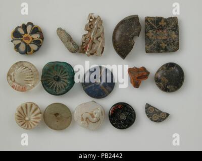 Des fragments de verre en mosaïque. Culture : le copte. Dimensions : hors tout (08,268.22a) : 1 x 15/16 x 3/16 in. (2,6 x 2,4 x 0,4 cm) Stockage (petri diam.) : 3 1/2 in. (8,9 cm). Date : 4ème au début du 5e siècle. Entre 1907 et 1909, le Metropolitan Museum excavées au Ain et-Turba dans l'Oasis de Kharga. Les pelles trouvés un grand nombre de fragments de verre, de nombreux et coûteux de haute qualité de fabrication. Musée : Metropolitan Museum of Art, New York, USA. Banque D'Images