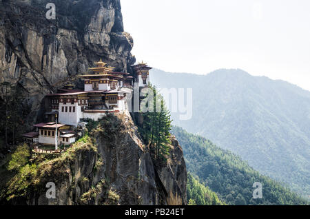 Taktshang monastère, Bhoutan - tigres monastère nid aussi Palphug Taktsang monastère. Situé dans la falaise de la partie supérieure de la vallée de Paro, dans Bhu Banque D'Images