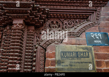 Katmandou, Népal - 13 avril, 2016 : Kumari Ghar dans Bhaktapur, Népal - Maison de la vie goddes Kumari Banque D'Images