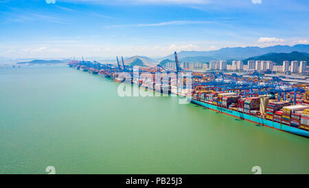 Vue aérienne du nouveau port de Busan en Corée du Sud. Porte-conteneurs en import export et logistique d'affaires à Busan nouveau port. Banque D'Images