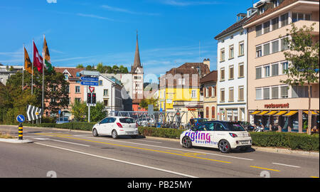 Schaffhausen, Suisse - le 29 août 2015 : une rue dans la partie historique de la ville de Schaffhouse, tour de l'abbaye de tous les saints dans le background Banque D'Images