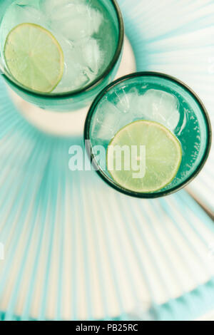 Un couple de boissons gazeuses rafraîchissantes avec tranches de lime en été. Banque D'Images