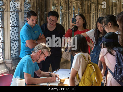 Autour de la cathédrale de Gloucester, Gloucestershire angleterre Royaume-uni leçons Caligraphy dans les cloîtres durant 2018 wordfest Banque D'Images