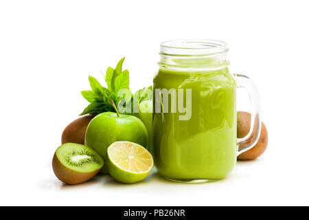 Smoothie frais avec les fruits verts dans un bocal en verre mug isolated on white Banque D'Images