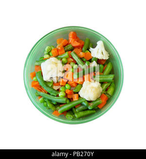 Mélange de légumes de la cuisine asiatique. de carottes, petits pois, haricots verts et choux-fleurs en plaque verte, close-up Vue de dessus isolé sur fond blanc Banque D'Images