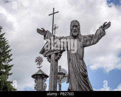 Jésus Christ en bois figure sur la Colline des Croix, Lituanie Banque D'Images