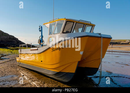 Des bateaux de pêche à marée basse, Bude Cornouailles du Nord Banque D'Images