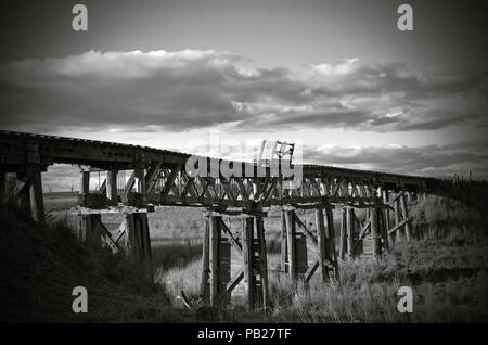 Vieux bois abandonnés pont ferroviaire sur la rivière Boorowa, dans les régions rurales de l'ouest central NSW, Australie Banque D'Images