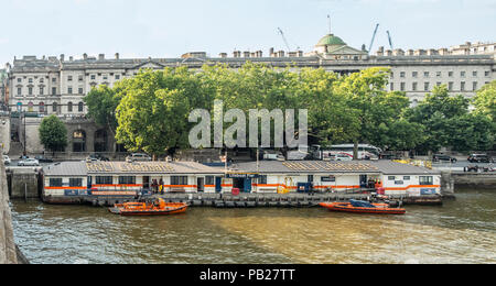 Station de sauvetage de la RNLI Tower, le plus fréquenté du Royaume-Uni, ci-dessous Waterloo Bridge et Somerset House sur Victoria Embankment, Rive nord de la Tamise, Londres, Royaume-Uni. Banque D'Images