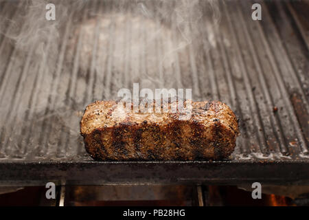 Jeu de boeuf grésillant sur un gril, horizontal Banque D'Images