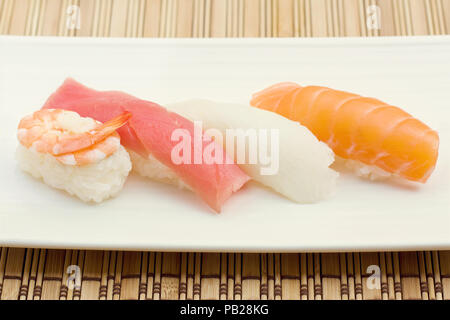 Sushi close up 4 morceaux on white plate Banque D'Images