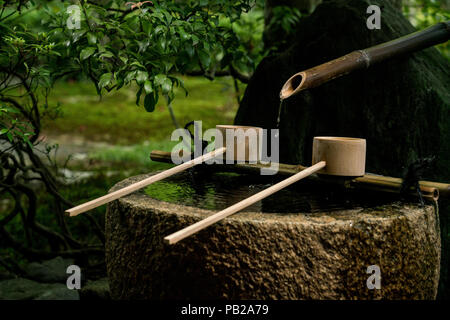 Tsukubai (蹲踞) ou d'un lavabo à l'entrée d'Soihoji Kokedera, moss garden à Kyoto. Les visiteurs se purifier avant d'entrer dans l'eau. Banque D'Images