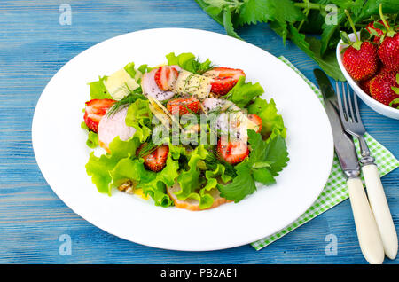Salade de légumes au jambon, les fraises, les graines de chia Banque D'Images