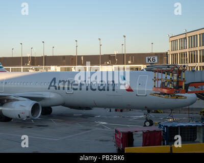 Un avion d'American Airlines ravitaille à un terminal à l'Aéroport International de San Francisco SFO Banque D'Images