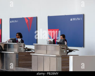 Delta Airlines Vérifiez en ligne pour les passagers et des bagages à l'aéroport Reagan National Banque D'Images