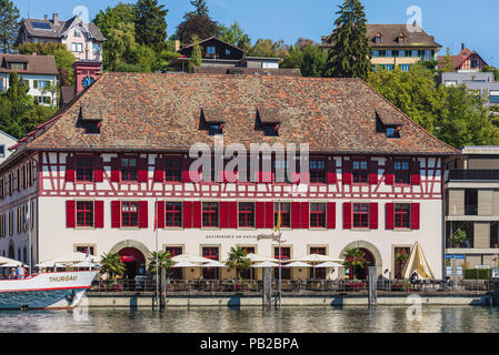 Schaffhausen, Suisse - le 29 août 2015 : immeubles de la partie historique de la ville le long du Rhin, les gens sur le quai de la rivière. Banque D'Images