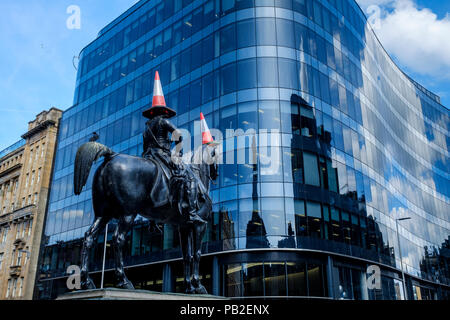 Les vieux bâtiments reflètent dans un nouveau bâtiment à la façade de verre dans Queen Street, Glasgow, Écosse avec la célèbre Statue équestre dans le foregro Wellington Banque D'Images