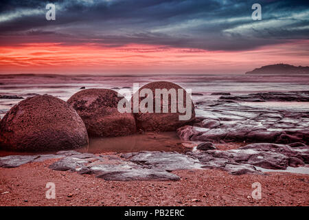 Lever du soleil à Moeraki Boulders, Otago, Nouvelle-Zélande. Banque D'Images