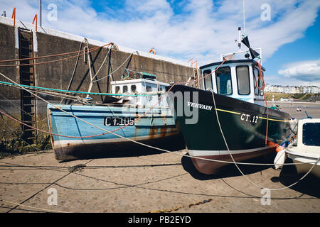 Petits bateaux de pêche attaché par le mur du port à Port Erin dans l'île de Man Banque D'Images