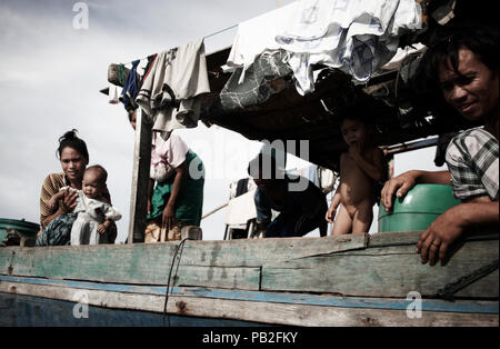 Une famille Bajau passent leurs journées et nuits vivant ensemble sur un bateau au large de la côte de Mabul Island. Alignés à aucun pays inelligable ils sont d'obtenir des soins médicaux et de l'éducation de n'importe où. Exilé de l'origine, les Philippines ces personnes trouvent refuge autour de Mabul Island car il n'est pas surveillée en raison d'être une île privée entre les Philippines et la Malaisie. Spands la vie sont courtes elles ne reçoivent que l'expérience de la vie que l'éducation. Ils sont les gitans de la mer. Banque D'Images