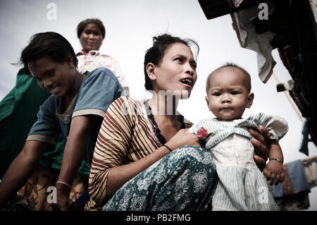 Une famille Bajau passent leurs journées et nuits vivant ensemble sur un bateau au large de la côte de Mabul Island. Alignés à aucun pays inelligable ils sont d'obtenir des soins médicaux et de l'éducation de n'importe où. Exilé de l'origine, les Philippines ces personnes trouvent refuge autour de Mabul Island car il n'est pas surveillée en raison d'être une île privée entre les Philippines et la Malaisie. Spands la vie sont courtes elles ne reçoivent que l'expérience de la vie que l'éducation. Ils sont les gitans de la mer. Banque D'Images