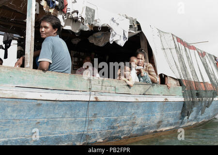 Une famille Bajau passent leurs journées et nuits vivant ensemble sur un bateau au large de la côte de Mabul Island. Alignés à aucun pays inelligable ils sont d'obtenir des soins médicaux et de l'éducation de n'importe où. Exilé de l'origine, les Philippines ces personnes trouvent refuge autour de Mabul Island car il n'est pas surveillée en raison d'être une île privée entre les Philippines et la Malaisie. Spands la vie sont courtes elles ne reçoivent que l'expérience de la vie que l'éducation. Ils sont les gitans de la mer. Banque D'Images