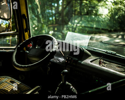 Siège conducteur de bus vide intérieur cabine close up shot Banque D'Images