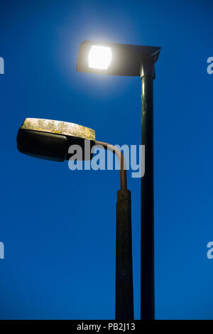 Tête de lampe de rue / Light / Lumière / lampes d'une ancienne technologie de sodium (à gauche) qui sont en voie d'être remplacés par des LED / LED (à droite). (100 Banque D'Images