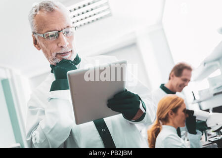 Biotechnologiste portant des gants à l'aide de technologies modernes Banque D'Images