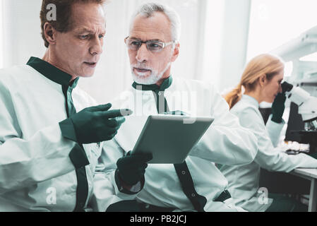 Biotechnologiste prometteuses consulting son collègue Banque D'Images