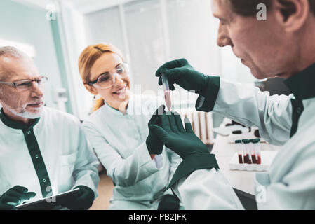 Le port de gants vert biologistes travaillant dans le domaine de la recherche prix Banque D'Images