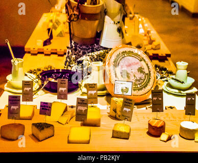 Buffet de fromages de l'hôtel Lenkerhof, Lenk, Suisse Banque D'Images