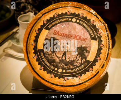 La tradition du fromage Säumer remonte à l'époque où il a dû être transporté sur les cols alpins. Säumer Käse, Lenk, Suisse Banque D'Images