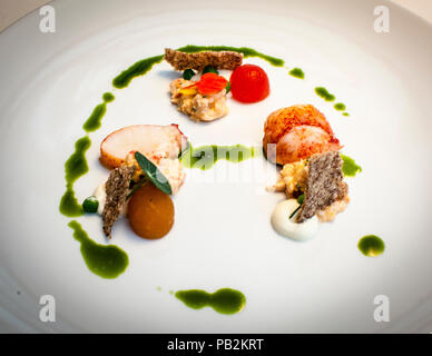 Dîner au restaurant de l'hôtel Lenkerhof. Homard canadien, salicornes, crème fraȋche Banque D'Images