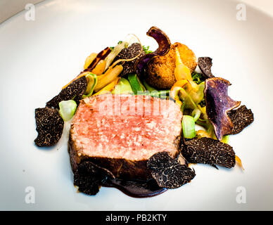 Dîner au restaurant de l'hôtel Lenkerhof. Bœuf suisse, pomme de terre de montagne, truffe d'hiver australienne Banque D'Images