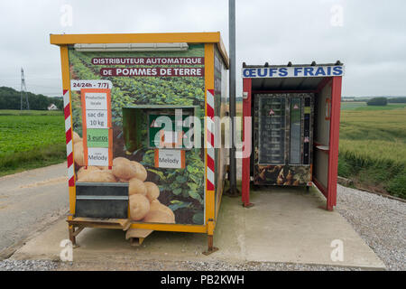 Hames-Boucres, France - 19 juin 2018 : les oeufs et les pommes de terre distributeur automatique situé dans la campagne près d'une exploitation agricole. Banque D'Images