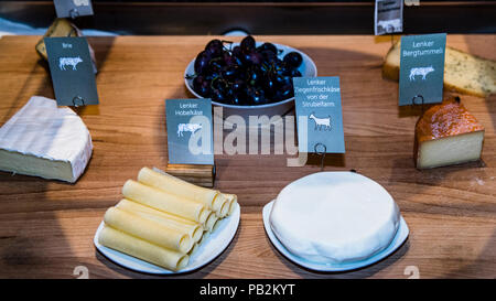 Buffet de fromages de l'hôtel Lenkerhof, Lenk, Suisse Banque D'Images