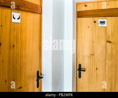 Cornes et pis. Panneaux de toilette pour les animaux pour les ladys et les gents Banque D'Images