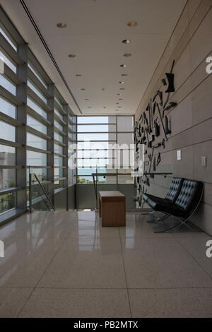 Musée d'art bloc intérieur avec Mies van der Rohe chaises Barcelone au campus de l'Université Northwestern en scène l'été à Evanston, Illinois. Banque D'Images