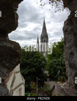 Cathédrale St Finbarres vu à travers la paroi d'Elizabeth Fort. Banque D'Images