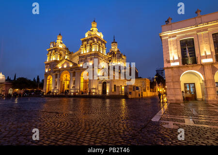 La Cathédrale de Cordoue la nuit - Cordoba, Argentine Banque D'Images