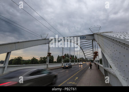 SZEGED, HONGRIE - Juillet 4, 2018 : Belvarosi pont Hid, avec les voitures et les piétons qui passent, sur la Tisza. Le pont relie les deux parties de t Banque D'Images